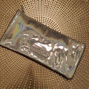 𝅺makeup or brushes bag.